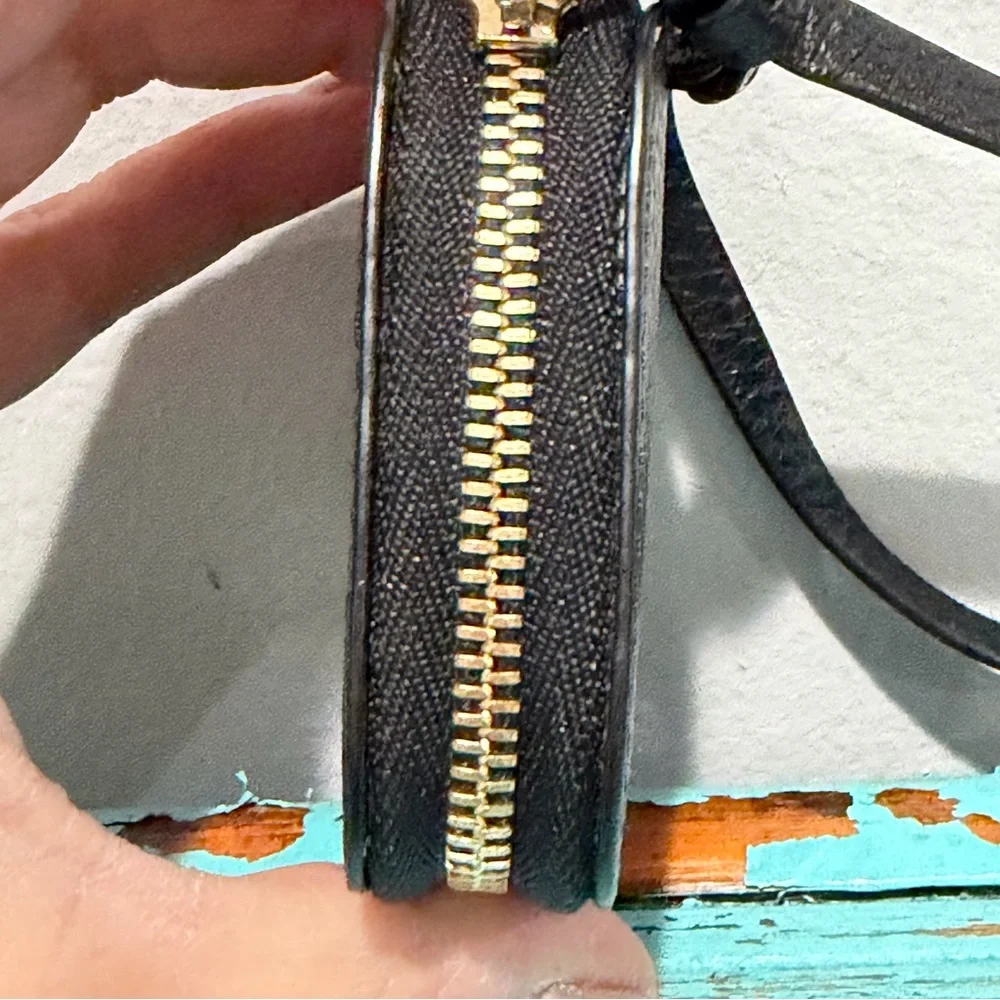 Cuyana Airpod Case Black Pebbled Leather Monogrammed J - Picture 5 of 11